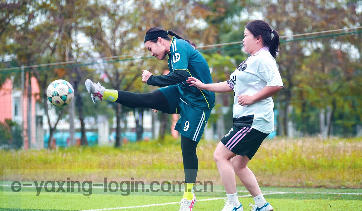 桌面端赛事界面截取，三项核心对比指标横向排列，荧光橙与信号绿高亮